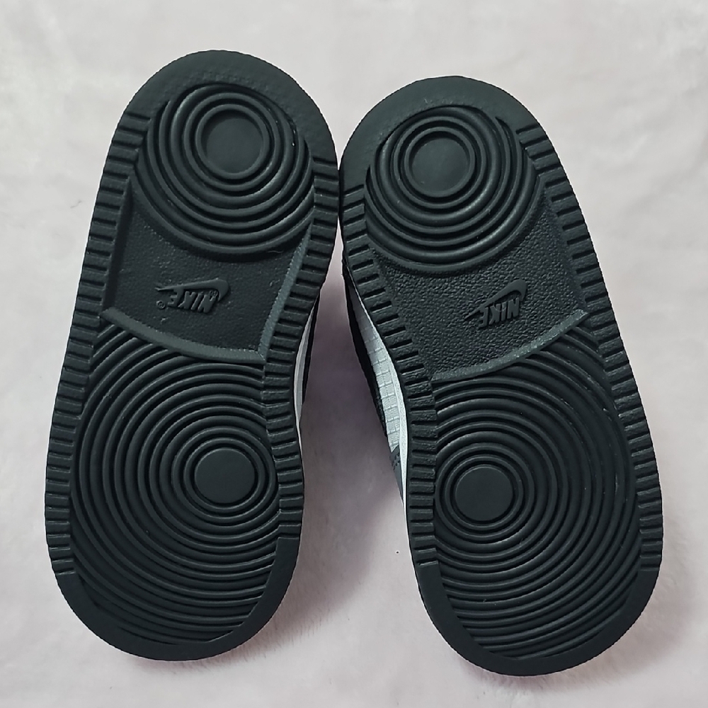 Nike Gray and Black Sneakers with Velcro Closure - Picture 4 of 8